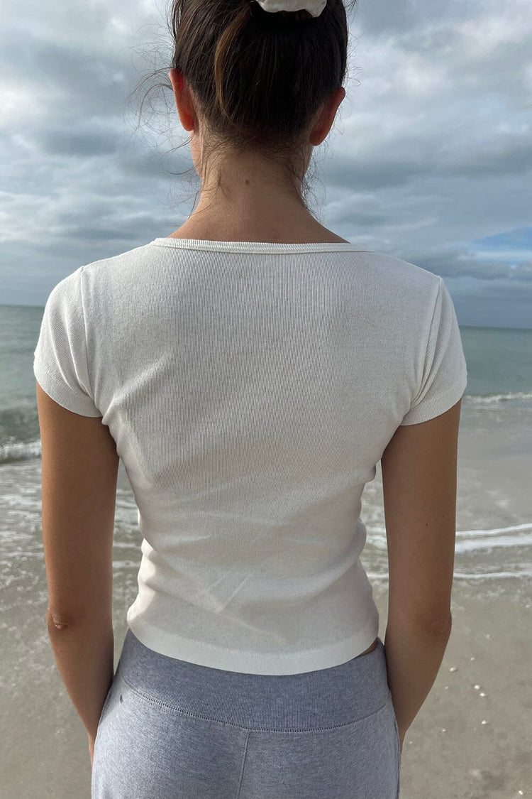 Ashlyn V-Notch Top | Natural White / Cropped Fit
