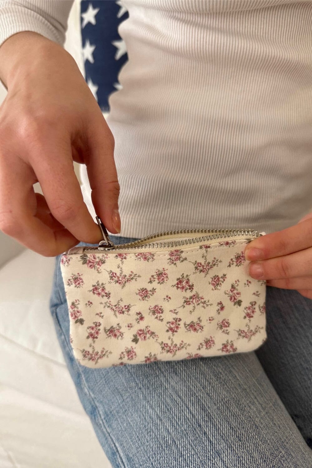 Roses Coin Purse | White with a Bouquet of Roses