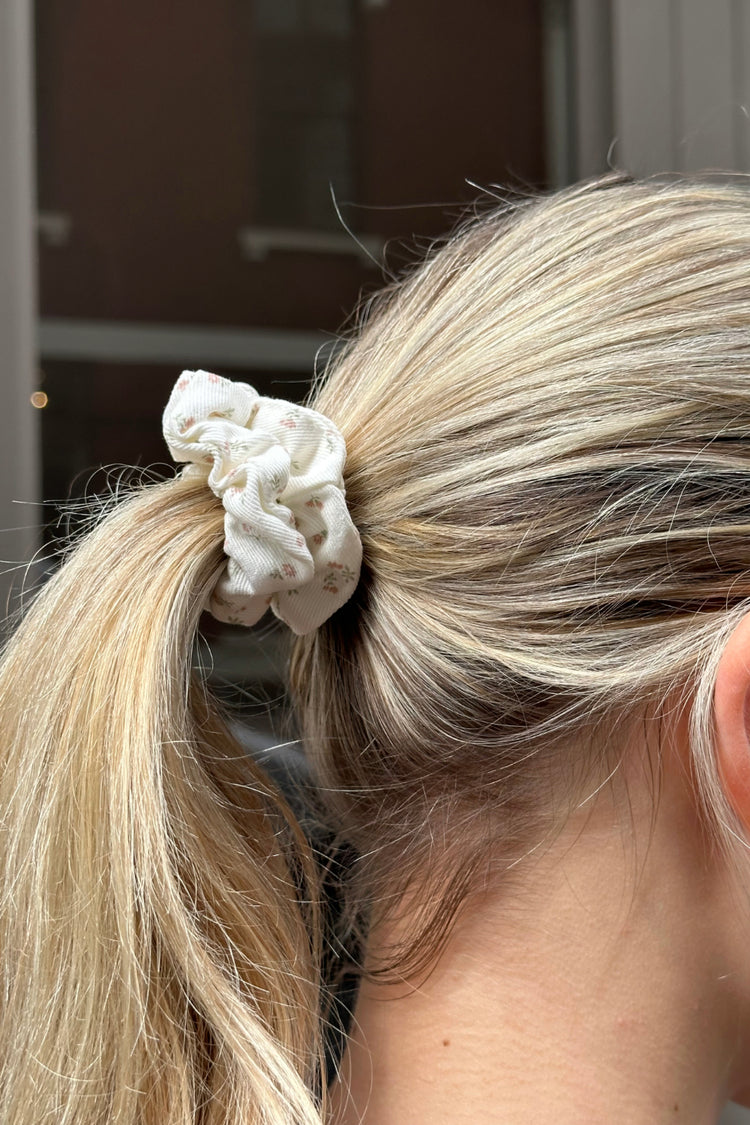 Floral Scrunchie | Ivory and pink daisy