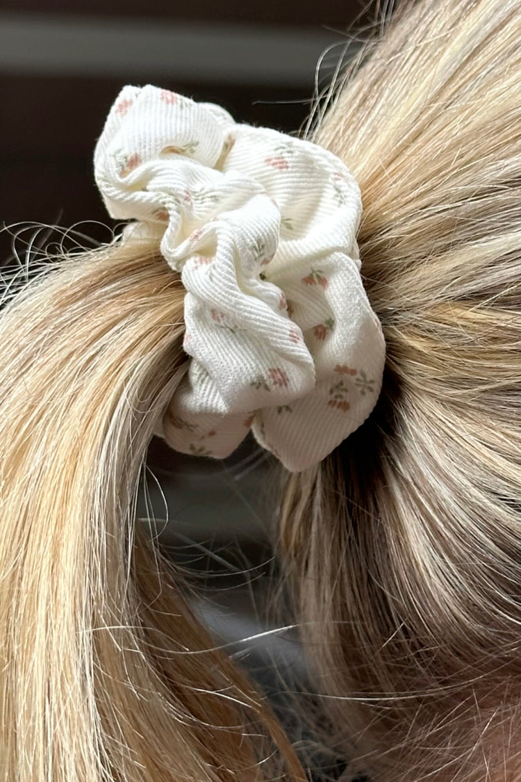 Floral Scrunchie | Ivory and pink daisy