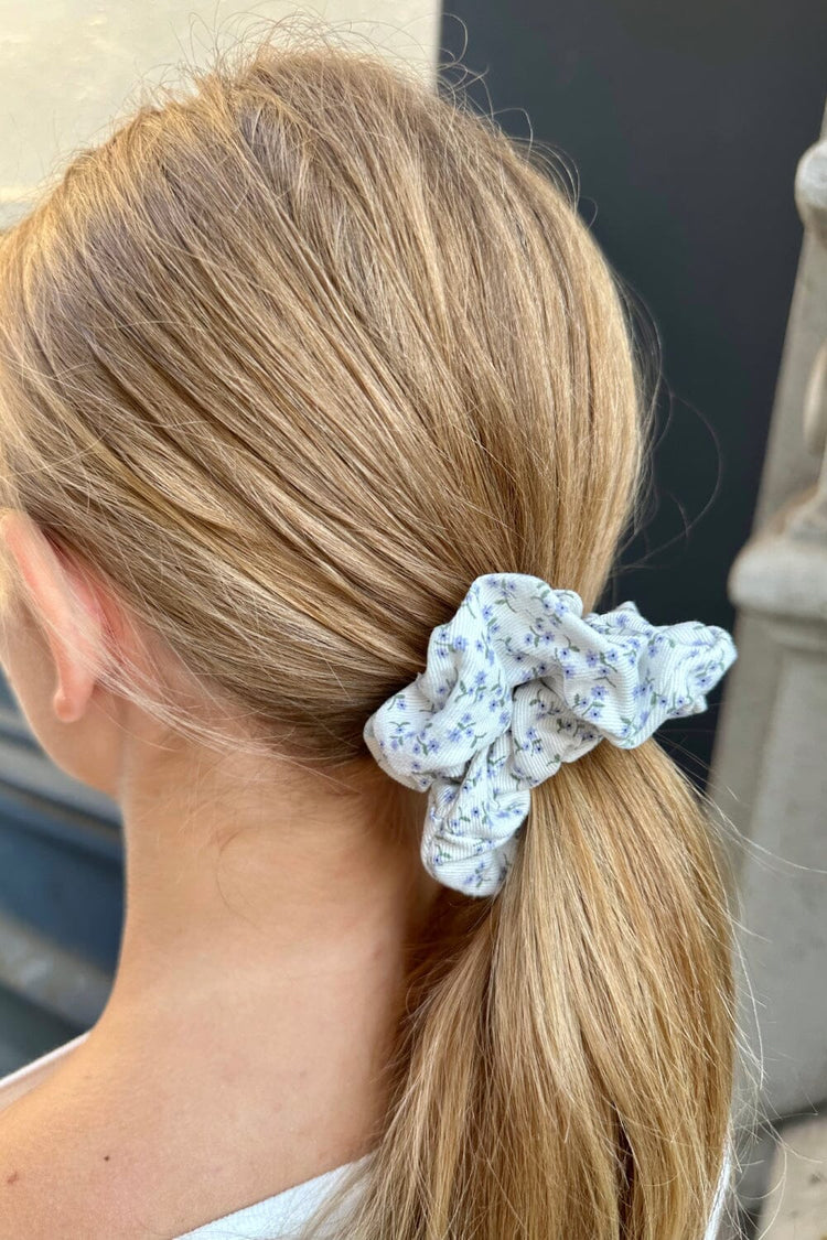 Floral Scrunchie | Ivory With Light Blue Daisy