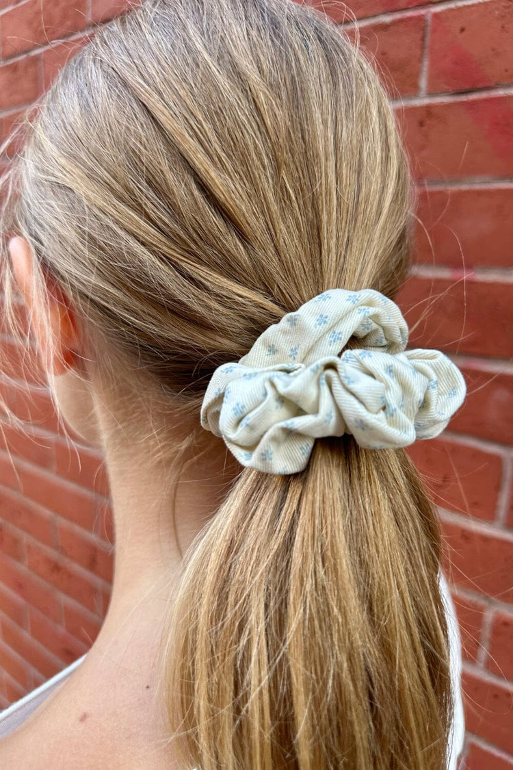 Floral Scrunchie | Ivory With Light Blue Daisy